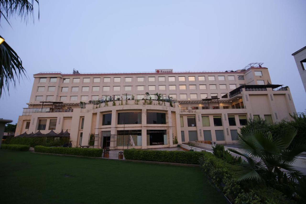 Ramada Neemrana Hotel Buitenkant foto