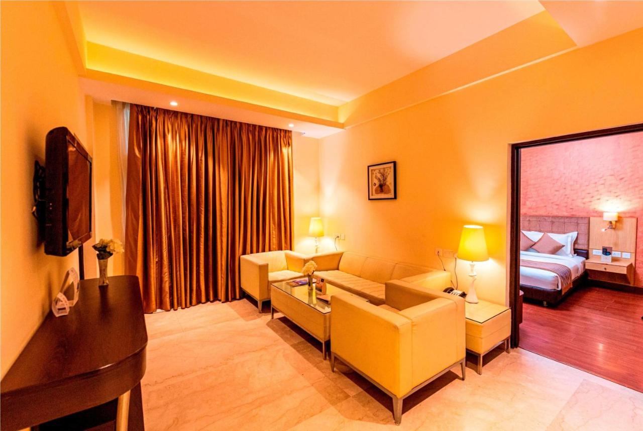 Ramada Neemrana Hotel Buitenkant foto