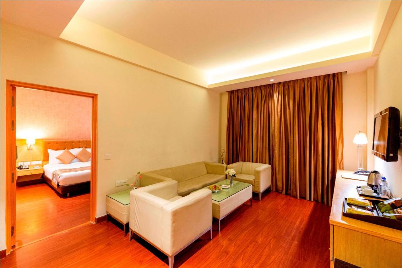 Ramada Neemrana Hotel Buitenkant foto