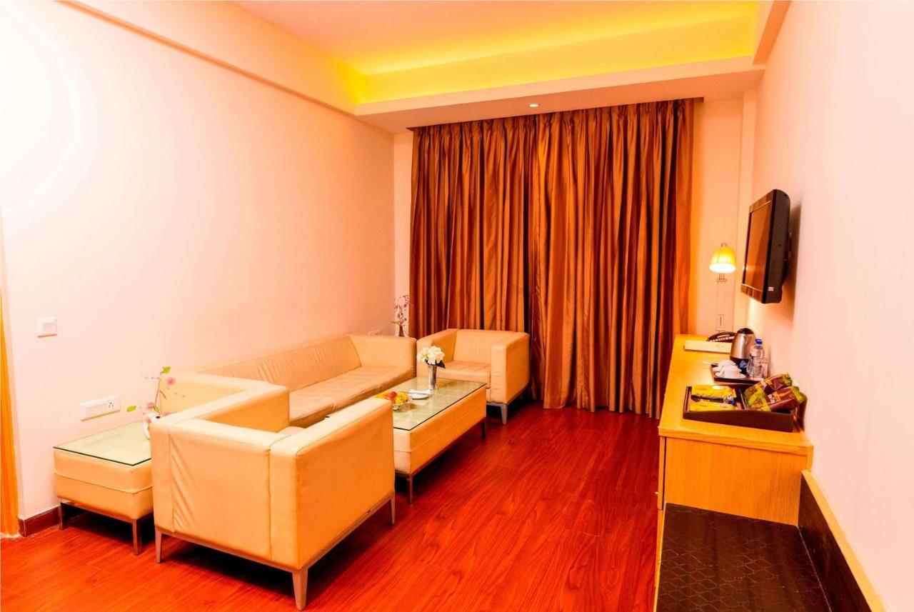 Ramada Neemrana Hotel Buitenkant foto