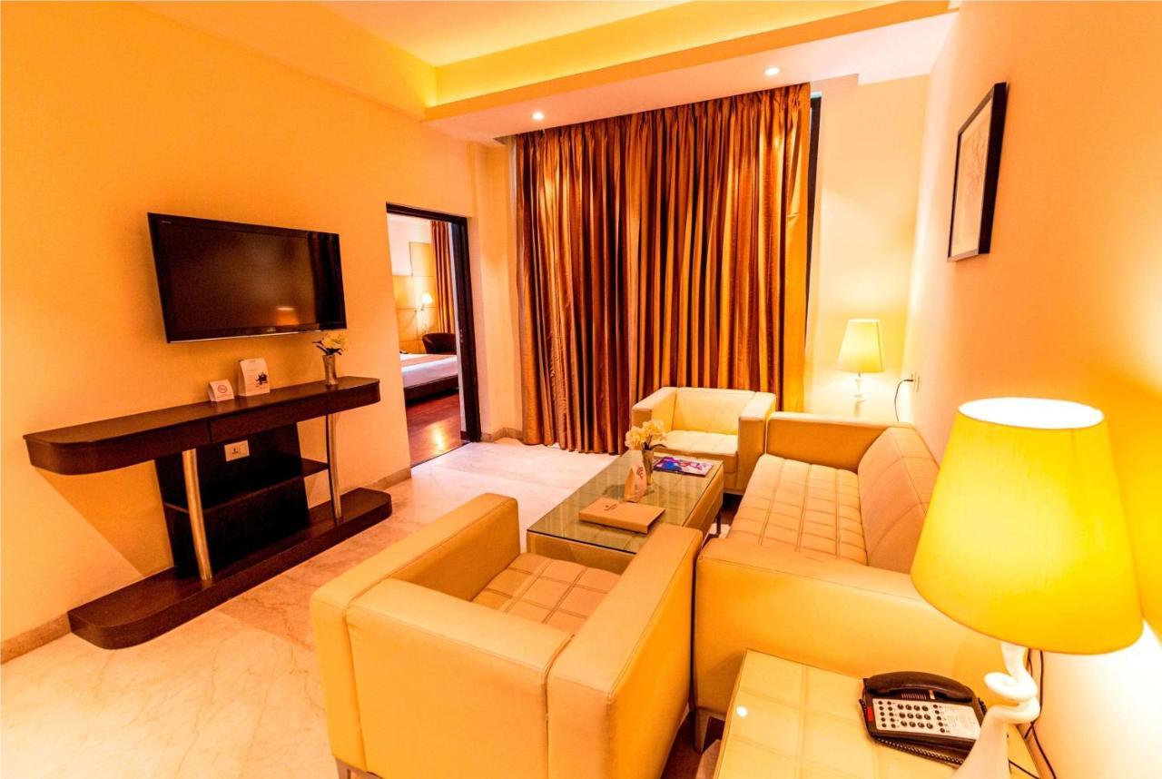 Ramada Neemrana Hotel Buitenkant foto