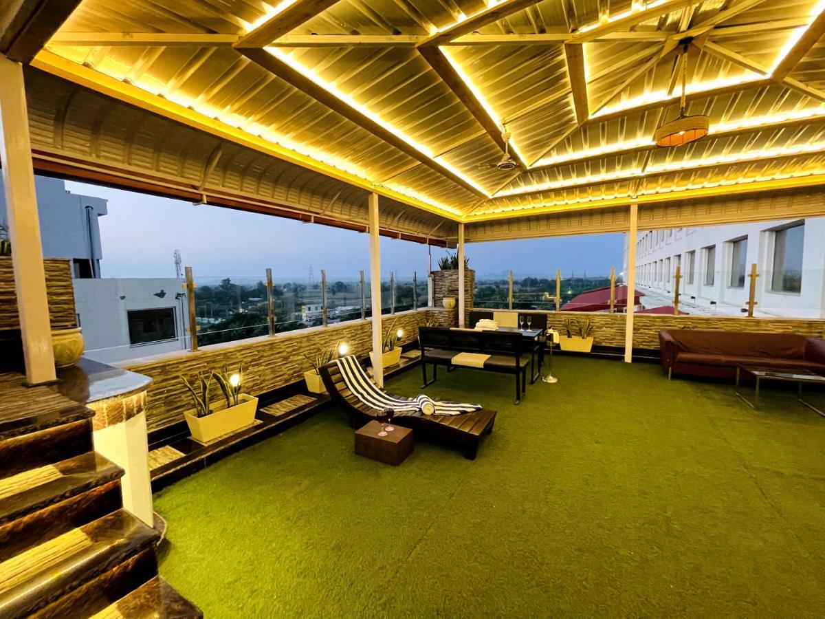 Ramada Neemrana Hotel Buitenkant foto