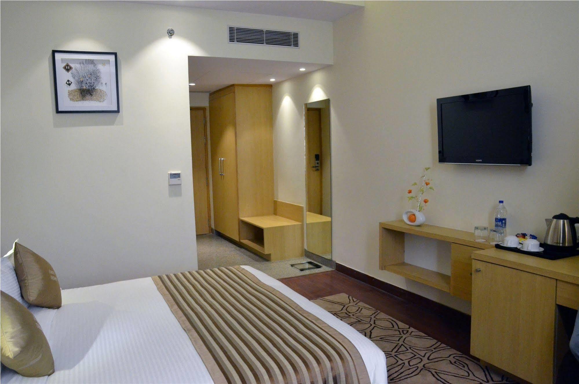Ramada Neemrana Hotel Buitenkant foto