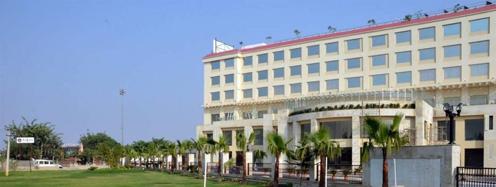 Ramada Neemrana Hotel Buitenkant foto