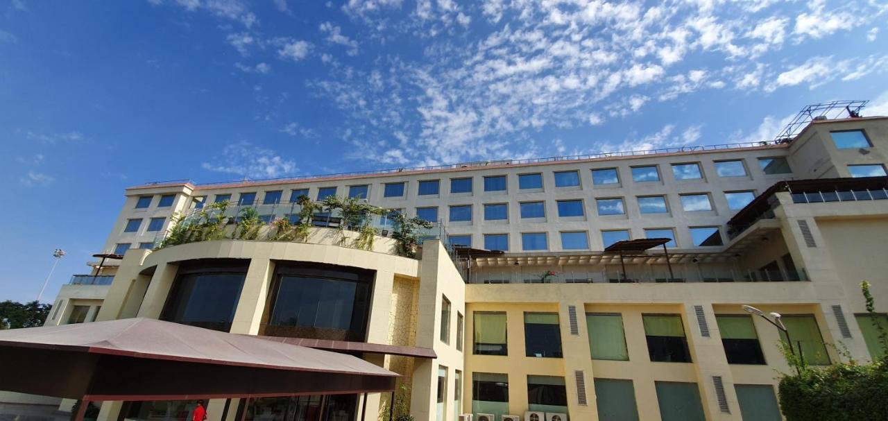 Ramada Neemrana Hotel Buitenkant foto