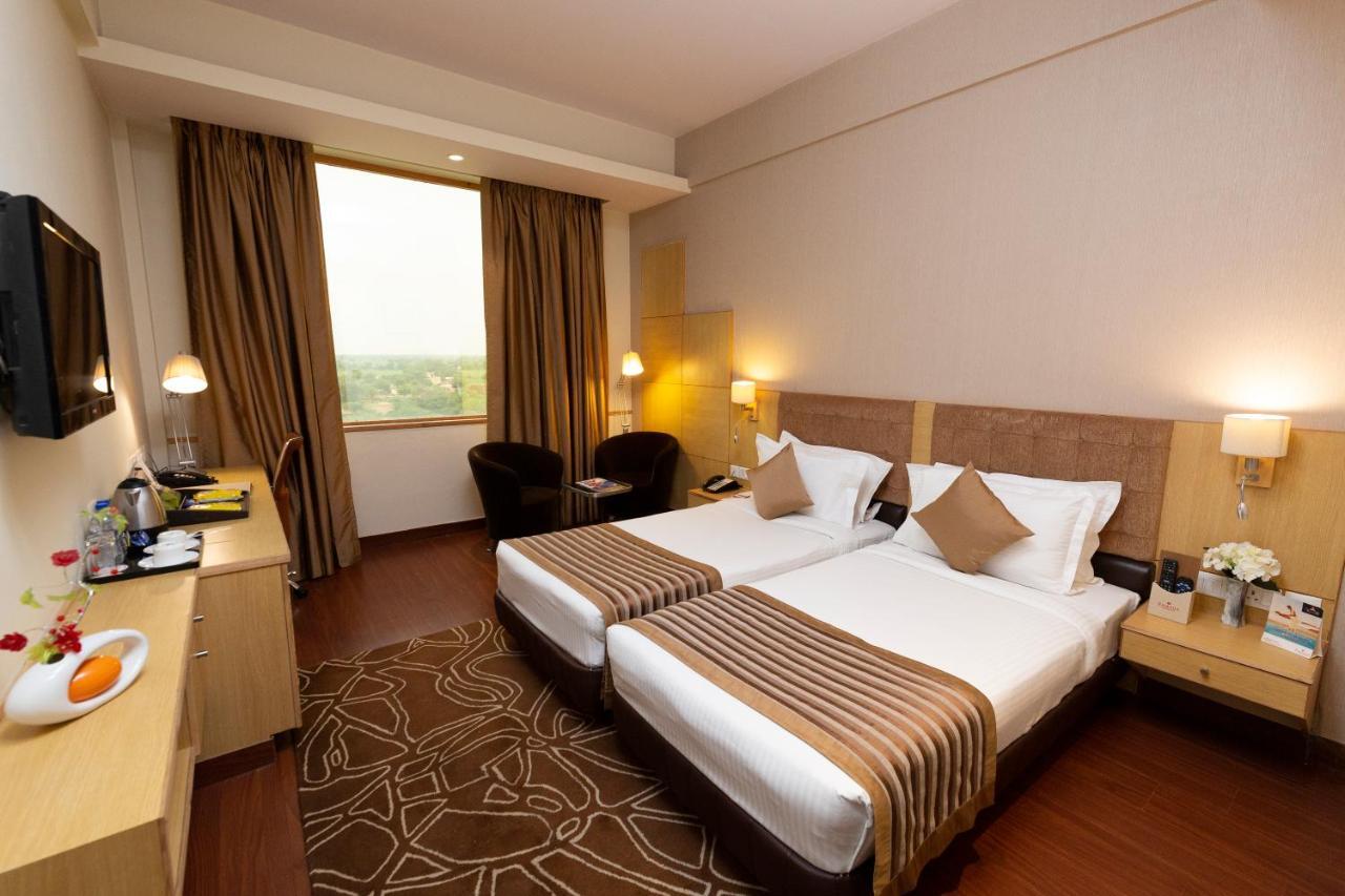 Ramada Neemrana Hotel Buitenkant foto