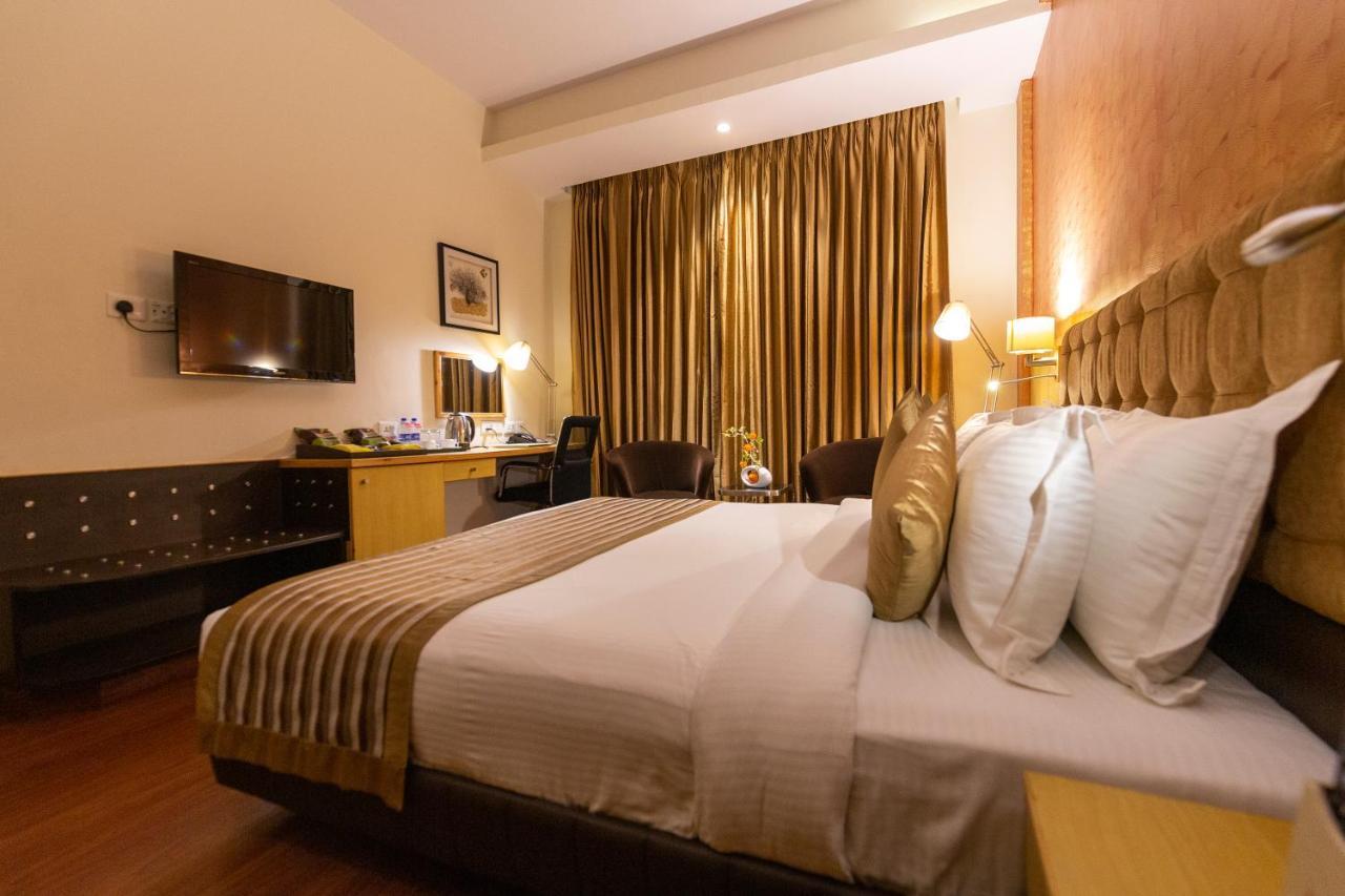 Ramada Neemrana Hotel Buitenkant foto