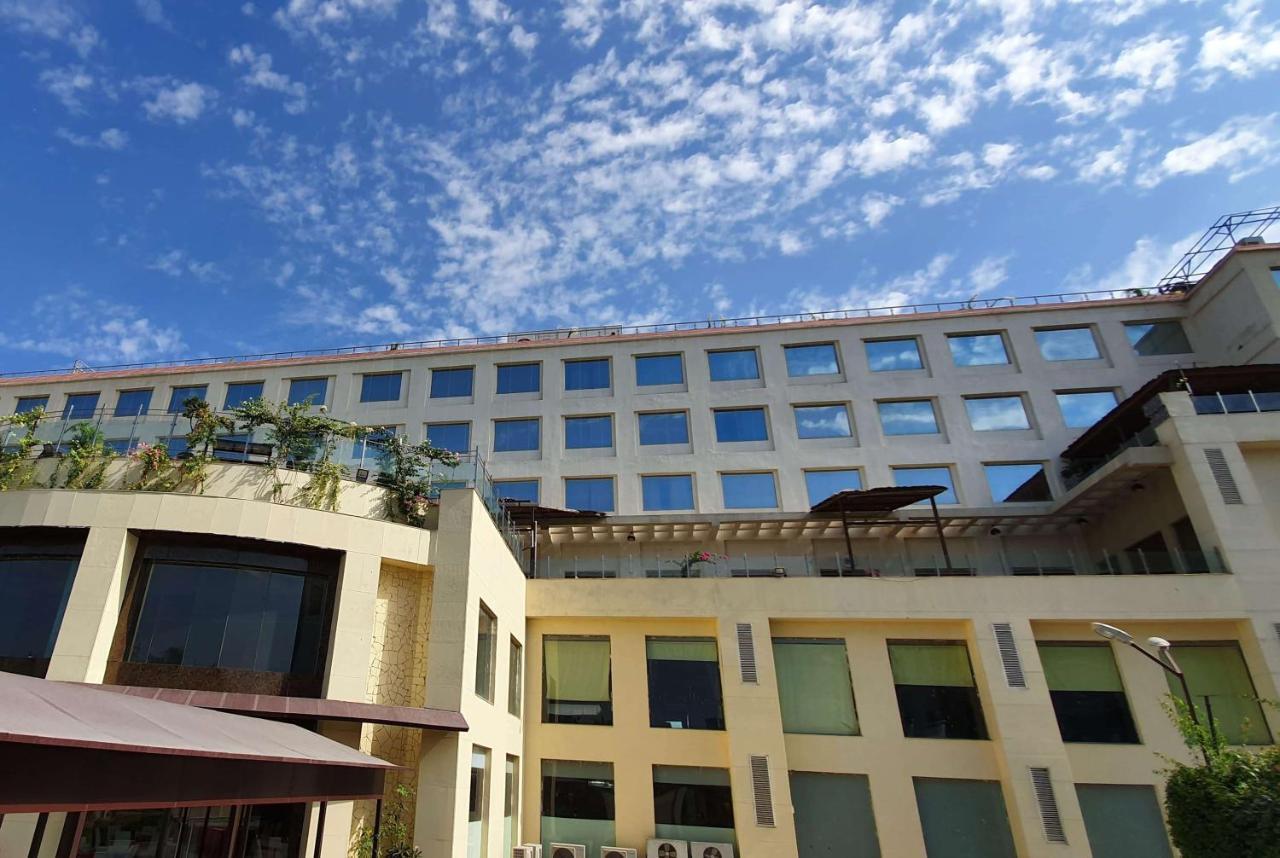 Ramada Neemrana Hotel Buitenkant foto