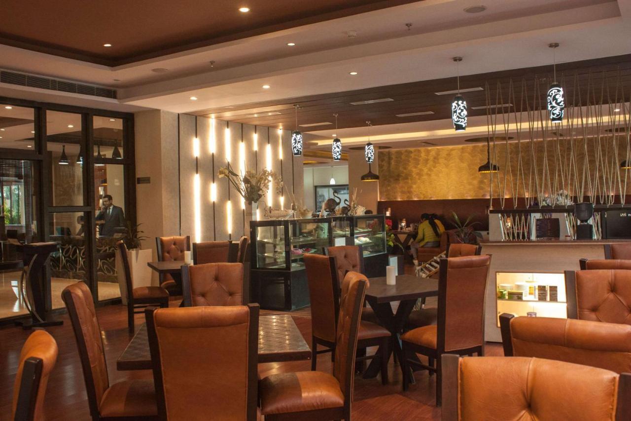Ramada Neemrana Hotel Buitenkant foto