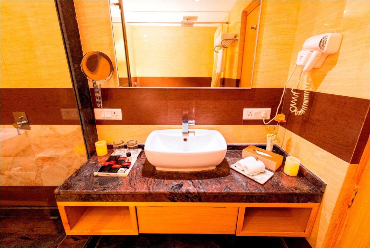 Ramada Neemrana Hotel Buitenkant foto